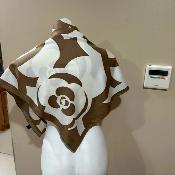 Beautiful print scarf - Picture 3 of 8